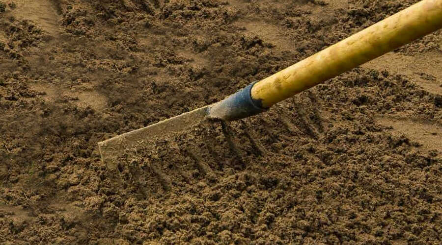 Στην Προετοιμασία Εδάφους για Σπορά Γκαζόν ή Εγκατάσταση Έτοιμου Χλοοτάπητα Συμβάλλει και μια Απλή Τσουγκράνα