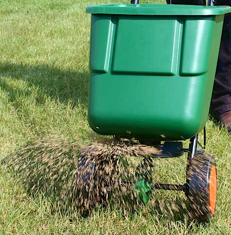 Σπορά Γκαζόν στον Οικιακό Κήπο - Σπαρτική Χειρός με Διασπορά των Σπόρων Χλοοτάπητα