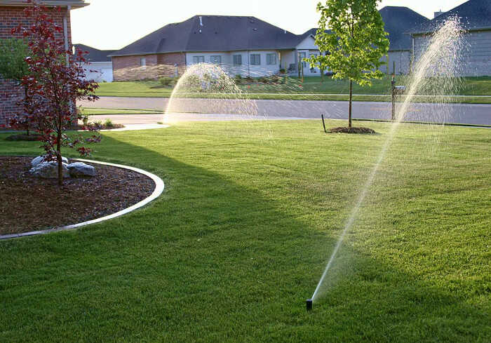 Προετοιμασία Εδάφους για Σπορά Γκαζόν - Εγκατεστημένο Αυτόματο Σύστημα Άρδευσης με Εκτοξευτές