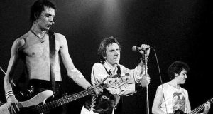 God Save The Queen - &Tau;&omicron; &Pi;&alpha;&nu;&kappa;-&Rho;&omicron;&kappa; &Sigma;&upsilon;&gamma;&kappa;&rho;ό&tau;&eta;&mu;&alpha; Sex Pistols &sigma;&epsilon; &Sigma;&upsilon;&nu;&alpha;&upsilon;&lambda;ί&alpha;