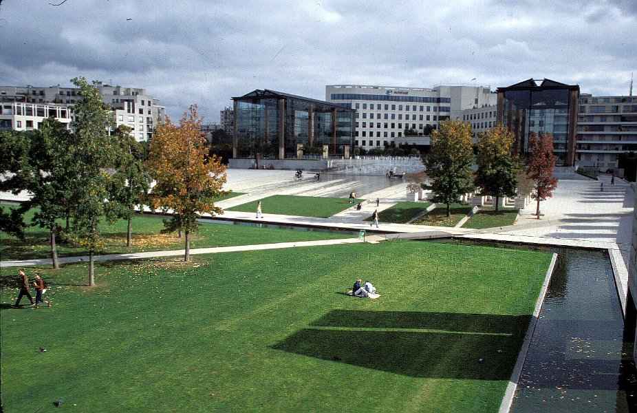 Ο Κεντρικός Χλοοτάπητας και τα Δύο Μεγάλα Θερμοκήπια στο Πάρκο Andre Citroen