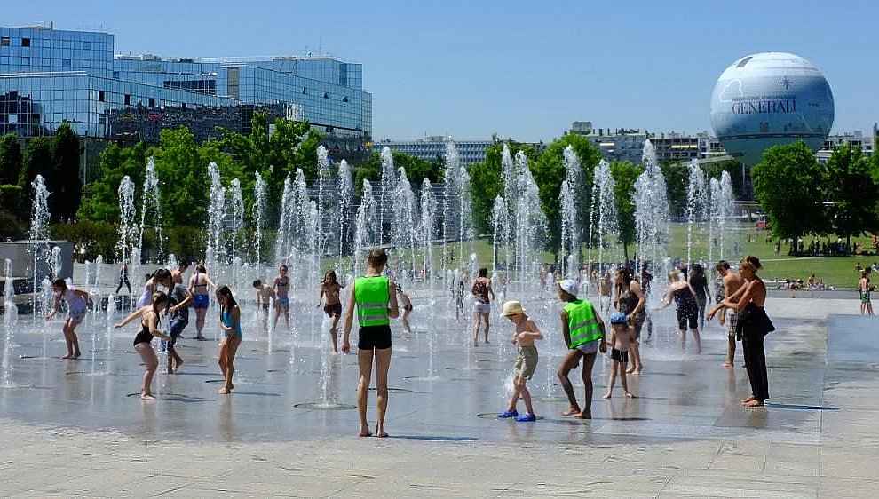 Στο Πάρκο Andre Citroen τα Παιδιά Παίζουν στους Πίδακες. Η Κοινωνική Ανυπακοή στην Πράξη.